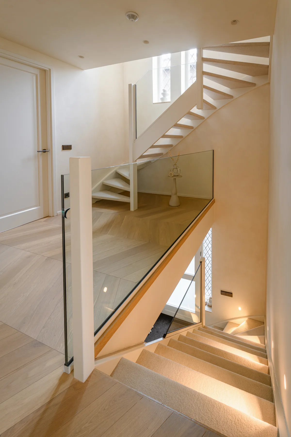 Trapdetail met glazen balustrade