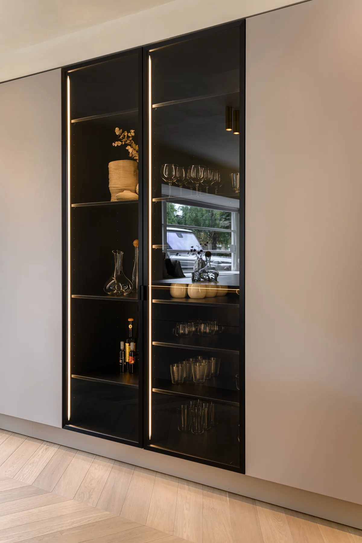 Vitrinekast met rookglas en messing profielen