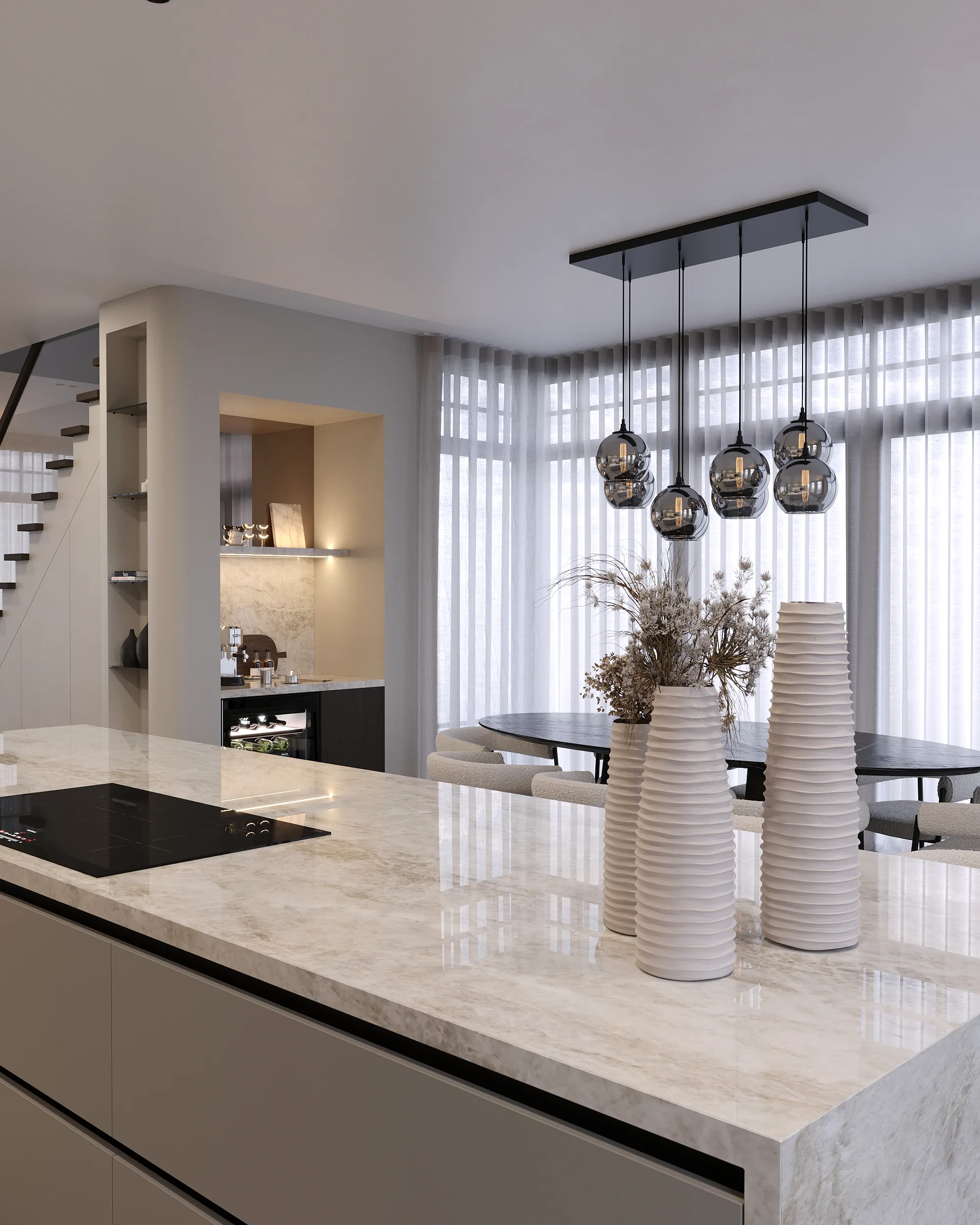 Keukeneiland in marmer met rookglas hanglampen en de zwevende trap